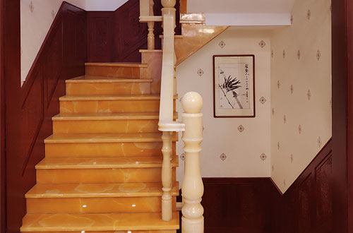 北屯中式别墅室内汉白玉石楼梯的定制安装装饰效果